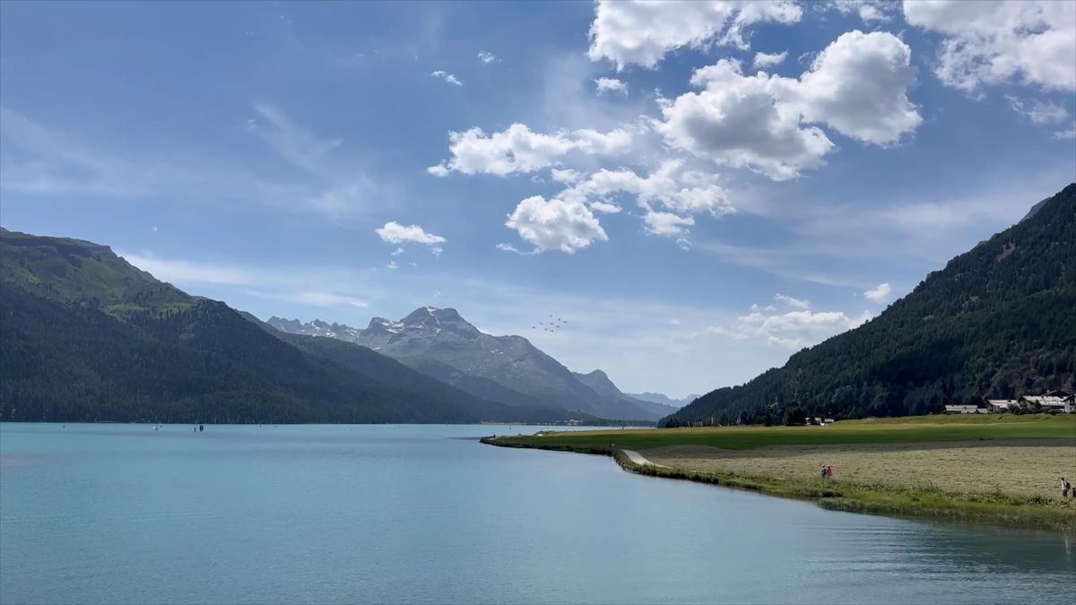 Sommerliches Bergpanorama mit Seenplatte im Engadin