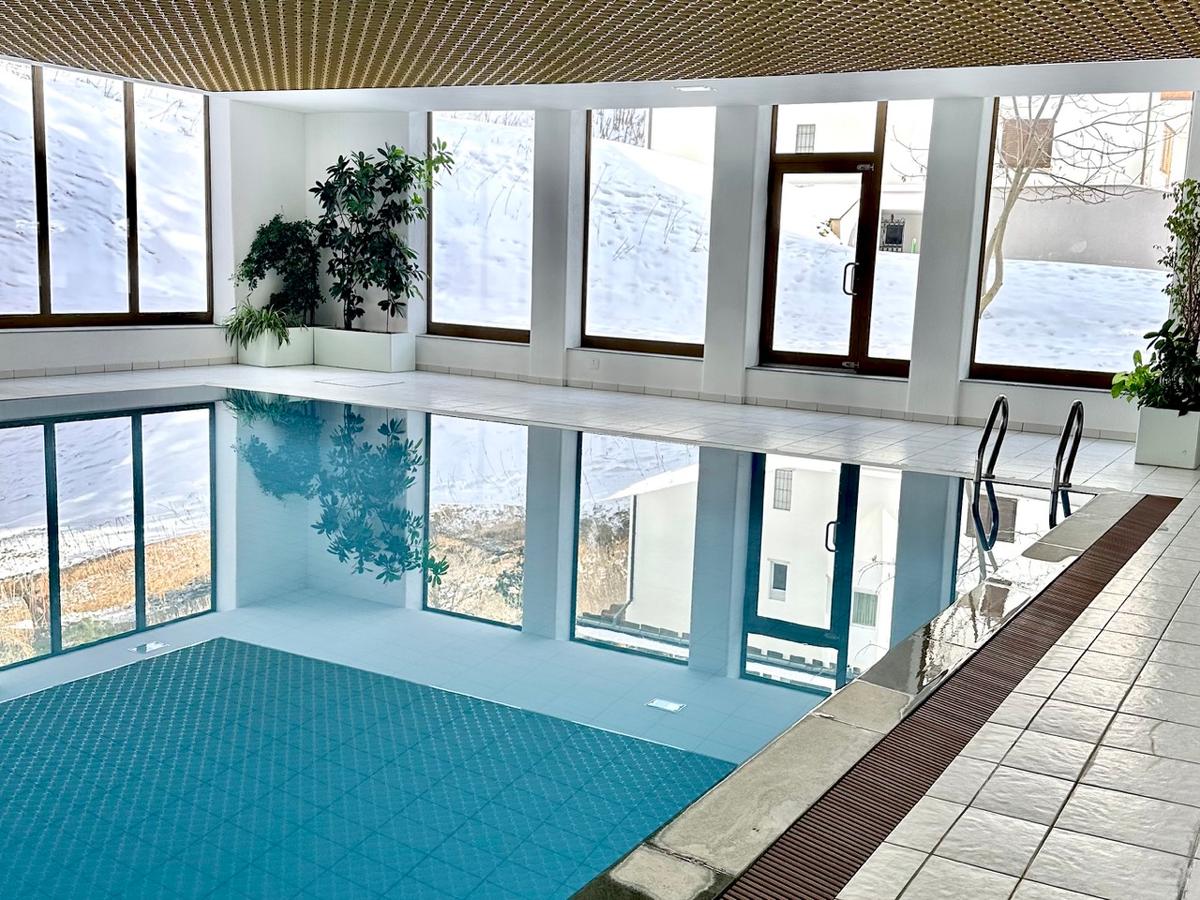 Schwimmbad mit Blick nach draußen