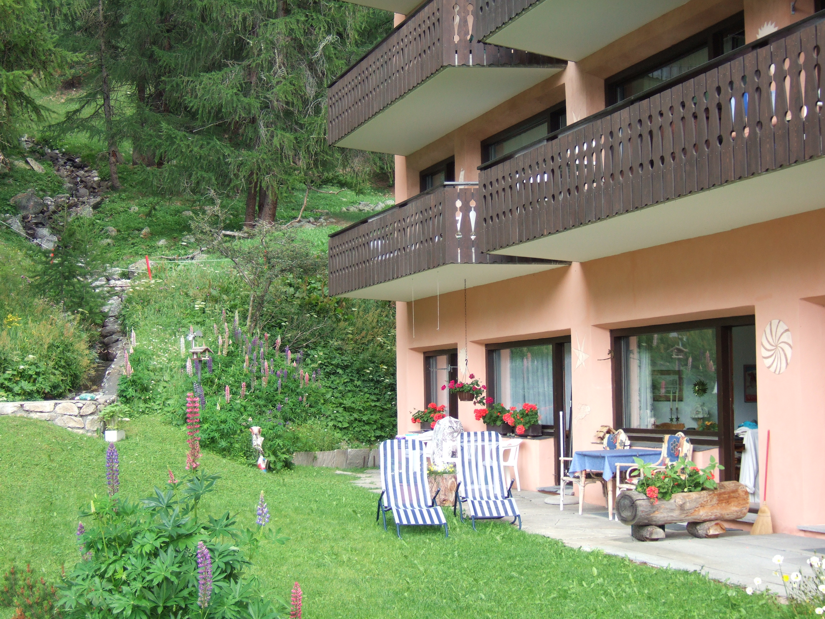 Garten mit Blick ins Tal