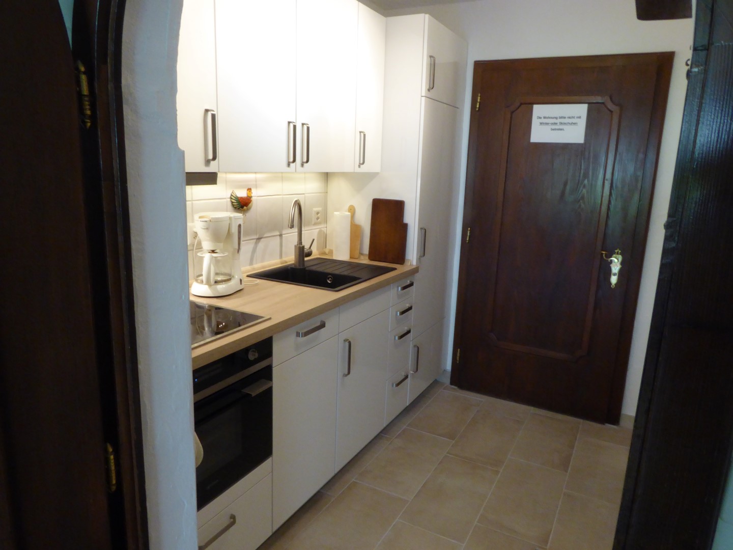 Küche mit Arbeitsfläche und Licht