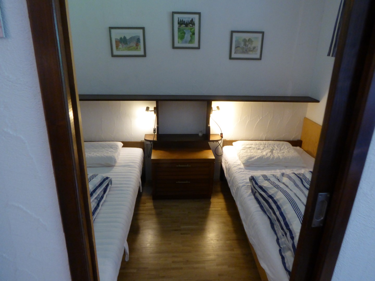 Schlafzimmer mit gemütlichen Betten