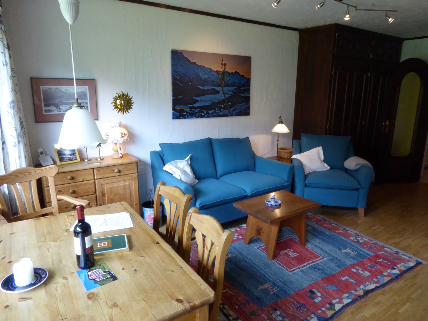 Wohnbereich mit Sofa und Blick